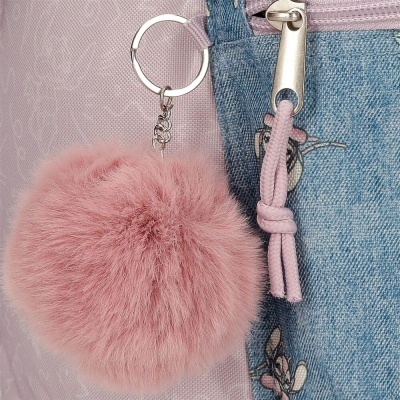 Chaveiro pompom rosa em saco azul com flores e fecho prateado