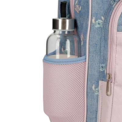 Mochila azul e rosa com bolso lateral e garrafa transparente com tampa metálica