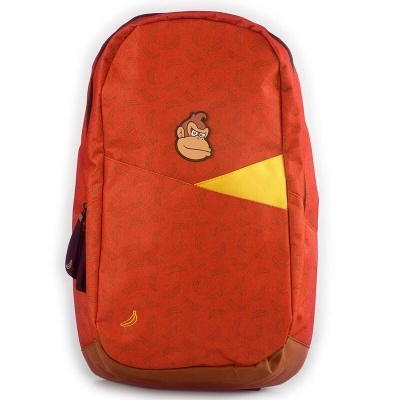 Mochila vermelha com padrão Donkey Kong, detalhes amarelos e castanhos, e a cara do personagem Donkey Kong