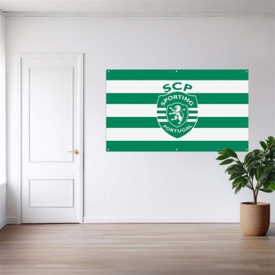 Bandeira Sporting Portugal verde e branca pendurada numa parede