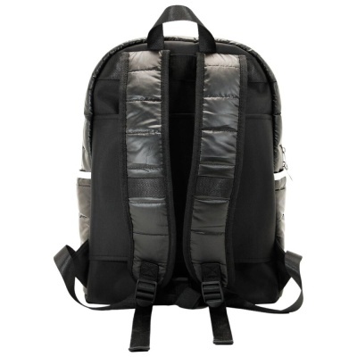 Mochila preta vista de costas com alças acolchoadas.