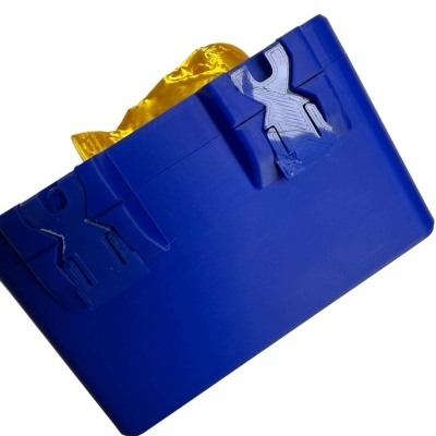 Embalagem azul de plástico com papel metalizado dourado