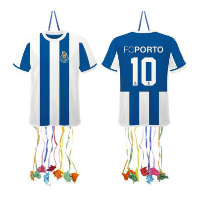 Piñatas em forma de camisola de futebol do FC Porto com fitas coloridas penduradas
