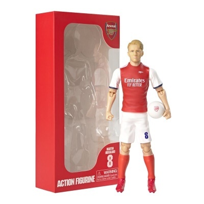 Figura de ação do jogador de futebol Martin Ødegaard com uniforme Arsenal e caixa vermelha