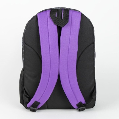 Mochila preta com alças roxas fotografada em fundo branco