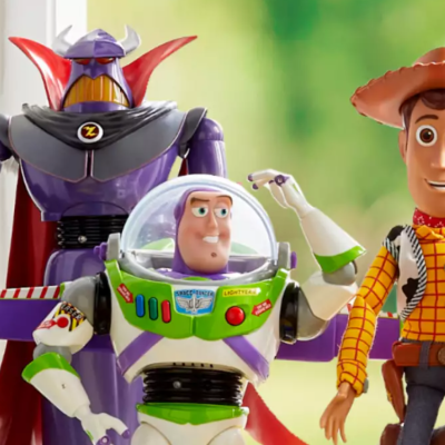 Figuras de ação dos personagens do Toy Story incluindo Buzz Lightyear, Woody, cavalo e vilão robô em fundo verde desfocado.