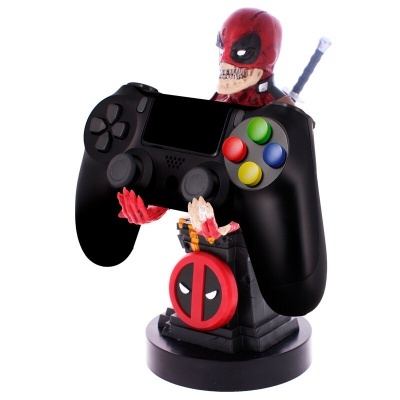 Telecomando de videojogos preto com botões coloridos numa figura de Deadpool