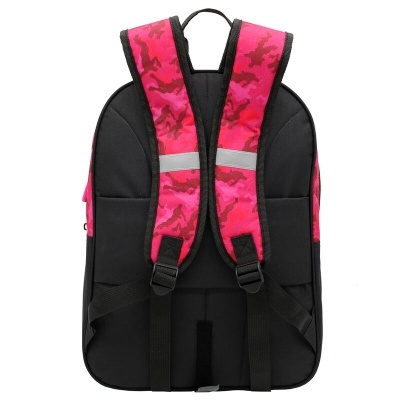 Mochila preta com alças cor-de-rosa e padrão camuflado vista de trás