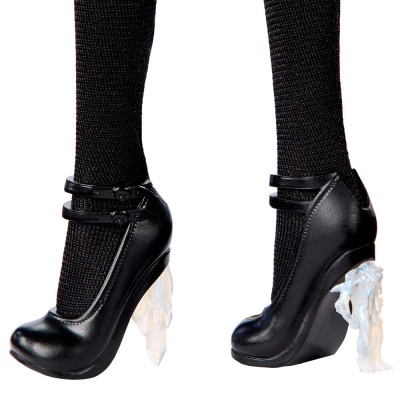 Sapatos pretos de senhora com salto alto translúcido e meias pretas