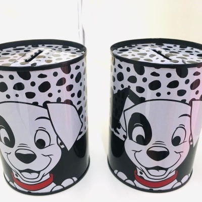Duas latas metálicas com desenho de dálmatas e padrão de pintas pretas e brancas