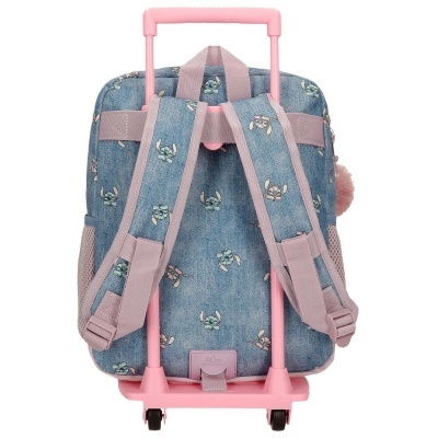 Mochila azul com padrão de personagens pequenos e carrinho rosa com rodas pretas