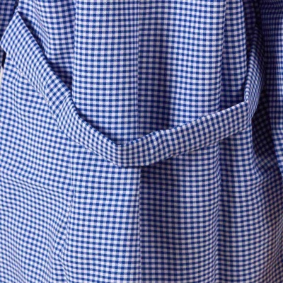 tecido azul e branco aos quadrados pequenos com faixa do mesmo padrão