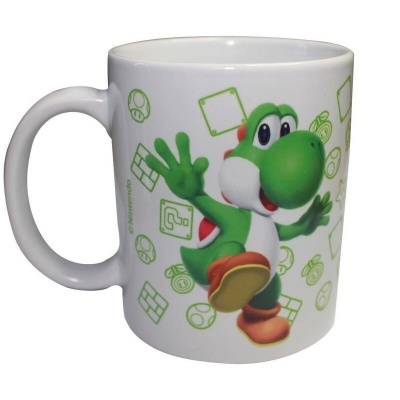 Caneca branca com ilustração do Yoshi e ícones de jogos verdes