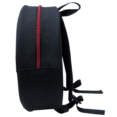 Mochila preta com fecho vermelho e alças pretas