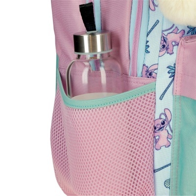 Bolso lateral rosa em rede de mochila com uma garrafa de vidro transparente com tampa metálica prateada