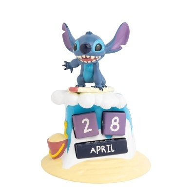 Calendário de blocos decorativo azul com Stitch em cima e data 28 de abril