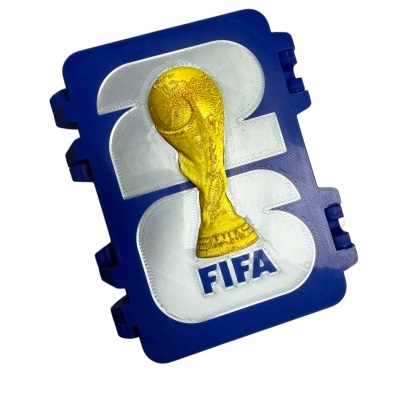 Objeto plástico azul e branco com taça dourada e texto FIFA