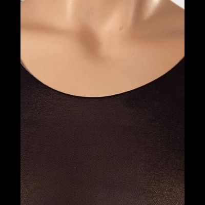 Busto com tecido preto liso fino