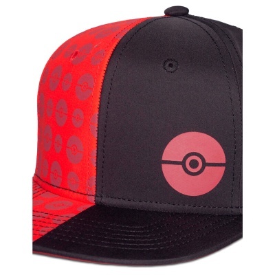 Boné preto e vermelho com estampas de pokébolas