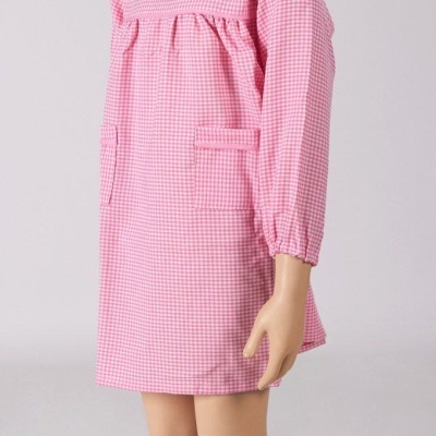 Vestido infantil rosa xadrez com bolsos frontais e mangas compridas