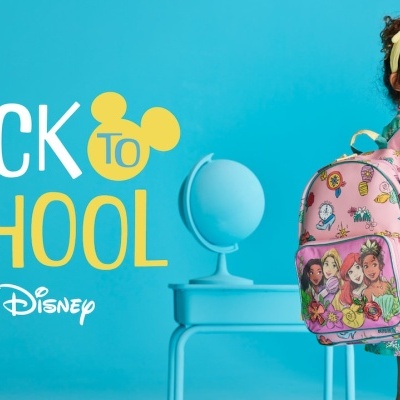 Mochila infantil rosa Disney com personagens e menina sorridente