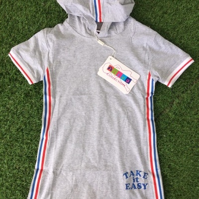 Vestido cinzento claro com capuz e listra vermelha, branca e azul