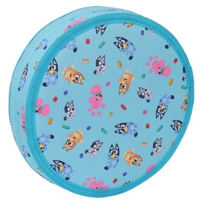 Mala redonda azul com padrão colorido de personagens de desenho animado
