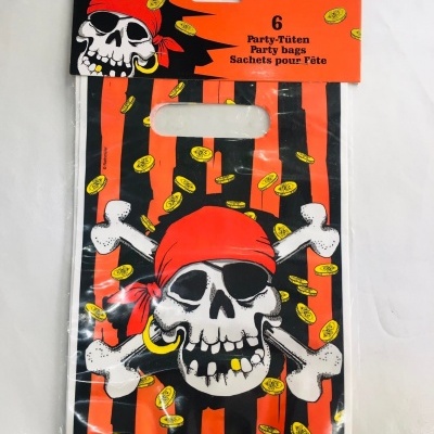 Pacote com sacos de festa decorados com caveira de pirata e moedas