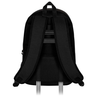 Mochila preta vista de trás com alças acolchoadas