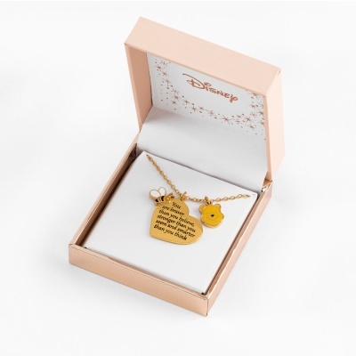 Colar dourado com pendentes do Ursinho Pooh em caixa de joias rosa com logo Disney