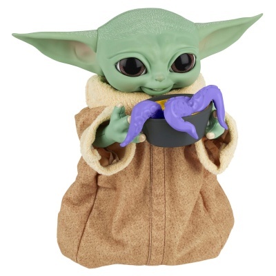 Boneco Baby Yoda com capa castanha segurando um recipiente preto com polvo roxo