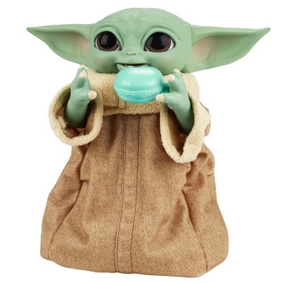 Figura de brinquedo do Baby Yoda segurando um macaron azul