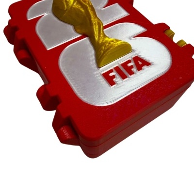 Caixa vermelha com números brancos e troféu dourado FIFA