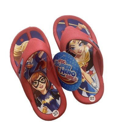 Chinelos infantis vermelhos com personagens de DC Super Hero Girls e etiqueta azul com texto