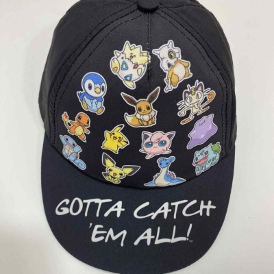 Boné preto com estampas de Pokémon e frase 'GOTTA CATCH 'EM ALL!'