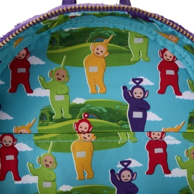 Forro azul de mochila com padrões coloridos dos Teletubbies em paisagem