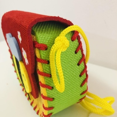 Bolsa pequena em tecido colorido com cordão amarelo