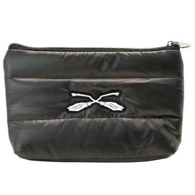 Necessaire preta acolchoada com bordado de remos cruzados