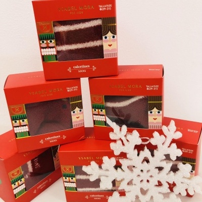 Caixas vermelhas de meias Ysabel Mora com janela transparente e floco de neve branco decorativo