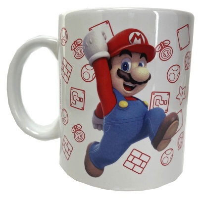 Caneca branca com personagem Super Mario e ícones de jogo vermelhos