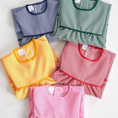 Cinco blusas vichy coloridas para crianças com folho