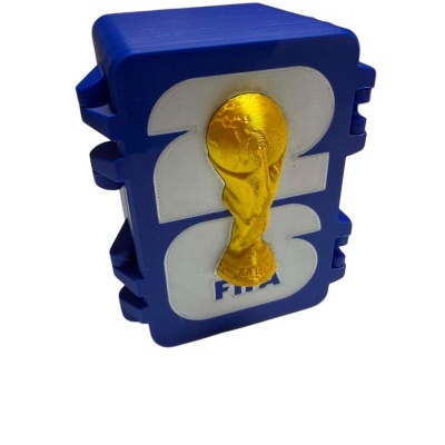 Caixa azul com relevo branco e dourado da Taça FIFA World Cup