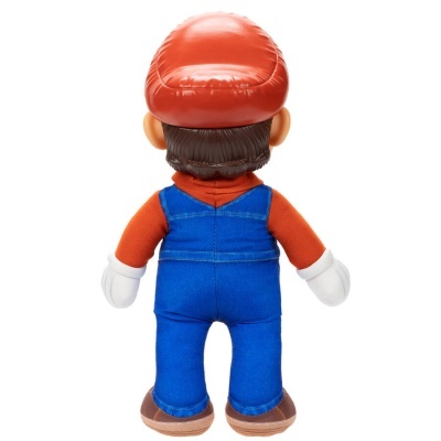 Boneco de personagem com macacão azul e boné vermelho visto de costas