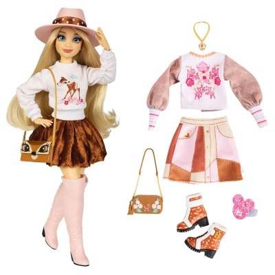 Boneca loira com roupas e acessórios de moda variados em tons rosa, castanho e branco