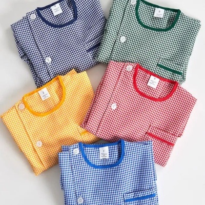 Conjuntos de pijamas xadrez coloridos dobrados sobre fundo branco