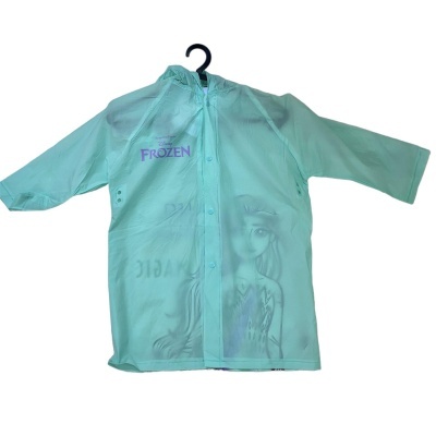 Capa de chuva transparente azul claro com desenho da Elsa de Frozen e texto FROZEN