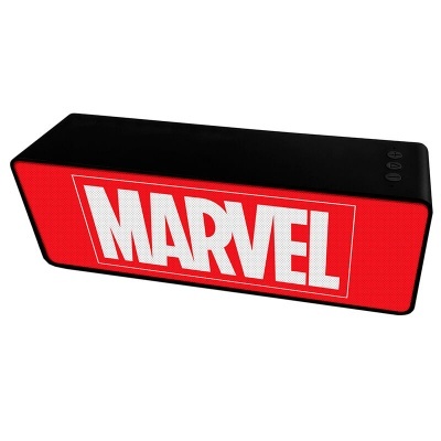 Coluna de som preta com frente vermelha e texto branco Marvel