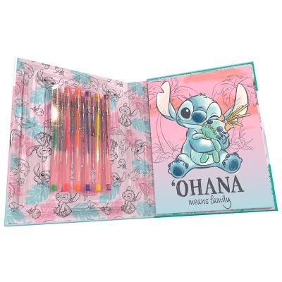 Estojo aberto com canetas coloridas e ilustração do Stitch e texto OHANA means family