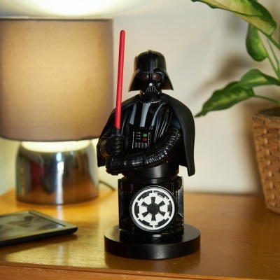 Estatueta de Darth Vader em plástico preto com sabre de luz vermelho numa base preta com símbolo do Império Galáctico