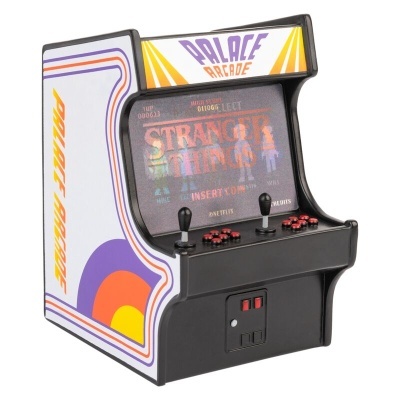 Máquina arcade retro miniatura com decoração colorida e ecrã do jogo Stranger Things